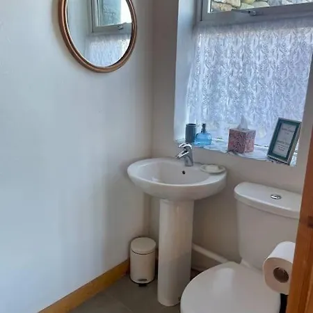 Clarefornia Stone Shed להינץ'