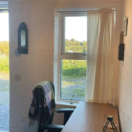 Clarefornia Stone Shed * להינץ'