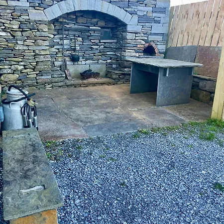 Clarefornia Stone Shed דירה