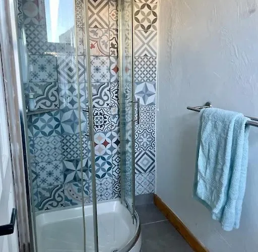 Clarefornia Stone Shed 라힌치